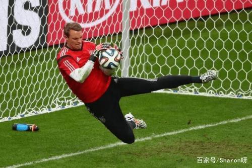 为什么足球守门员都要戴手套？有什么讲究呢？