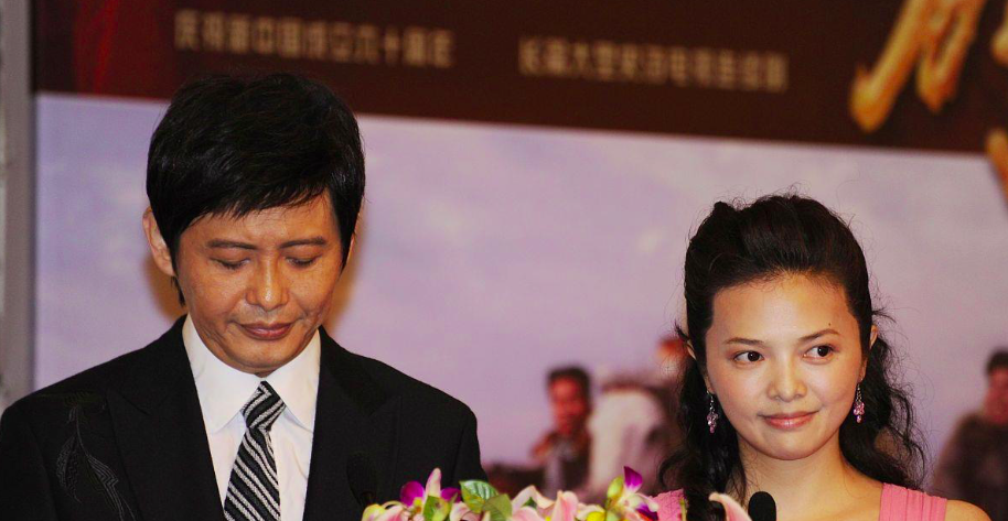 同居7年后甩掉董卿，如今56岁娶了小20岁的漂亮娇妻 ，他是谁？