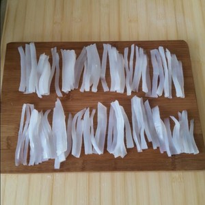 凉粉是用什么材料做成的?