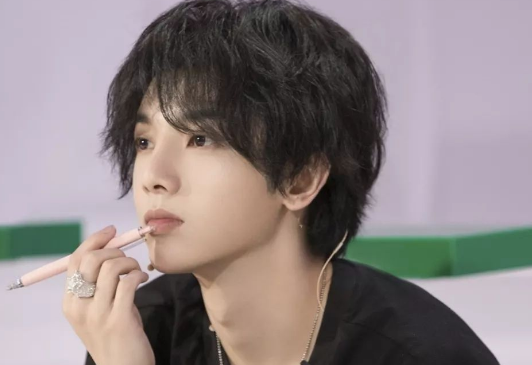 许晴不再隐瞒，坦言和华晨宇很相爱，他们两人到底是什么关系呢？