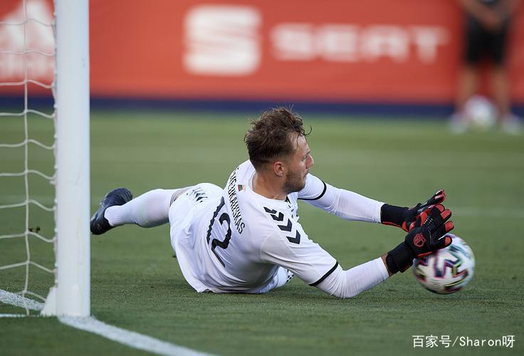 为什么足球守门员都要戴手套？有什么讲究呢？