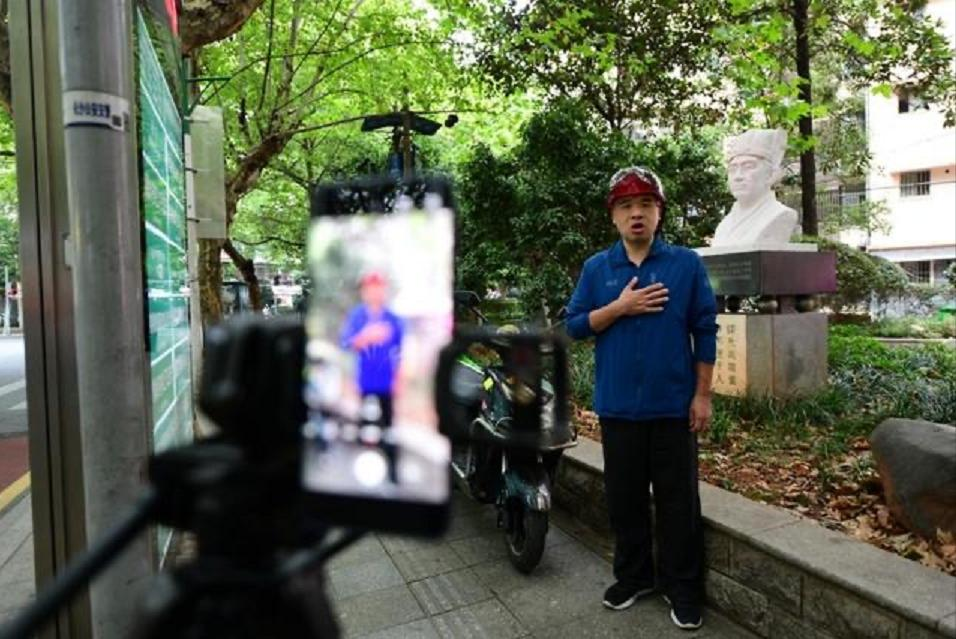 985硕士开摩的，自称“走红后有人去查毕业论文”，你如何看待这一现象？