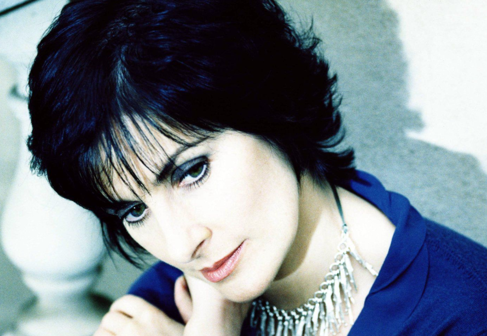 歌词里有“happy new year”圣诞节经常放的一首英文歌曲叫什么？还有歌词？