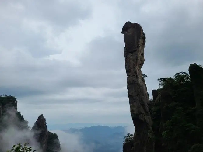 感觉三清山比黄山还壮观，门票很便宜，你觉得值得去游玩吗？