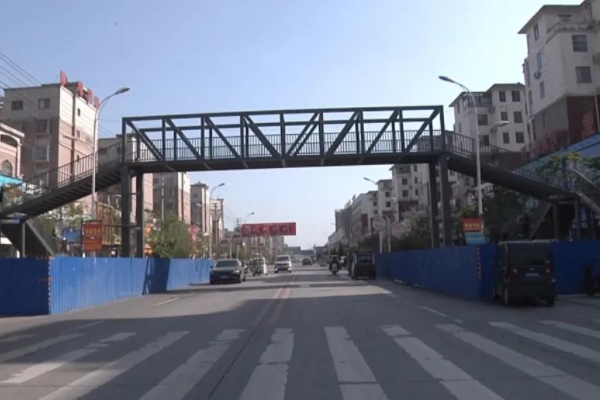 家长自费百万在校门口建天桥，提出要30年广告经营权，官方如何回应？