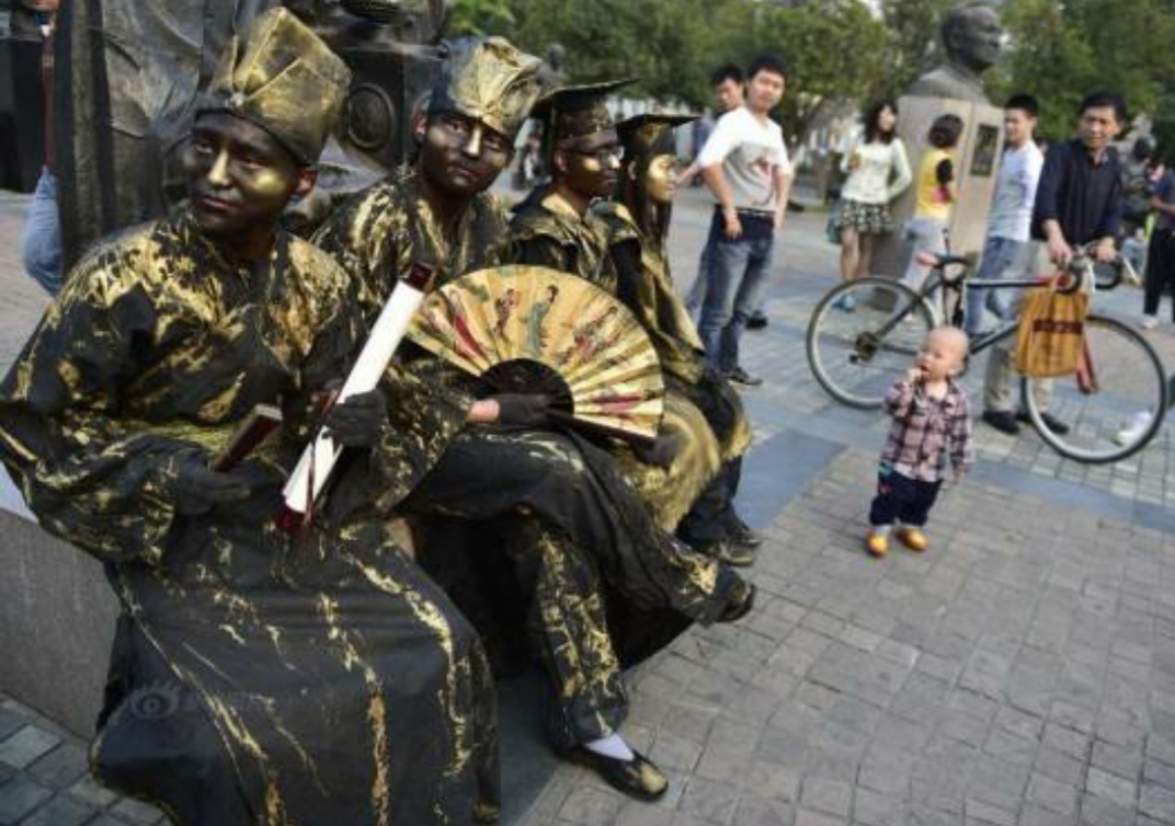 假扮铜人把执勤女警吓出表情包，这是怎么回事？