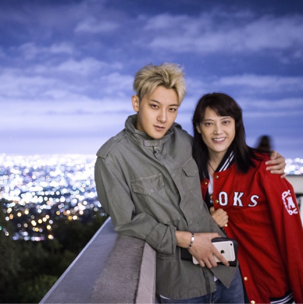 黄子韬他爸爸为他妈妈留下12家公司,他妈妈的一生究竟有多传奇?