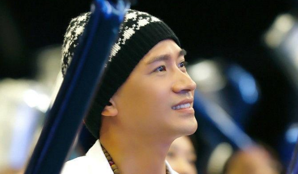 何晟铭被拍与男性友人吻别是作秀还是事实？