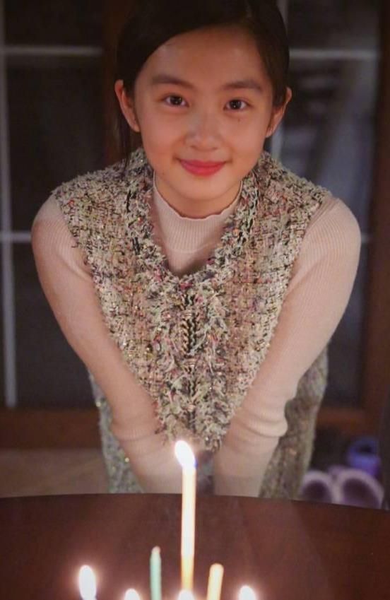 黄磊女儿黄多多近照,是不是像极了孙莉?