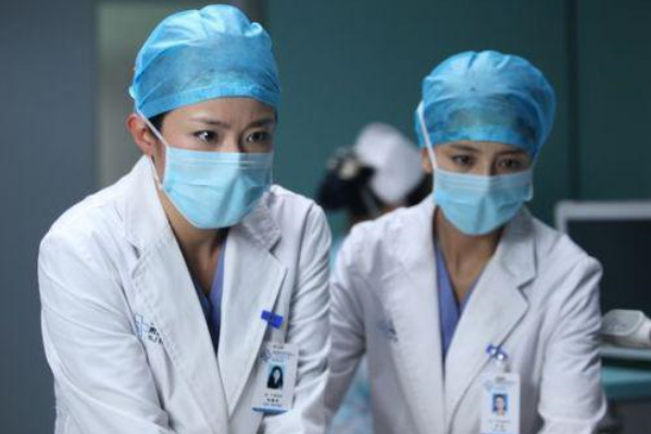 医院门口车祸无人救治,到底是什么情况?