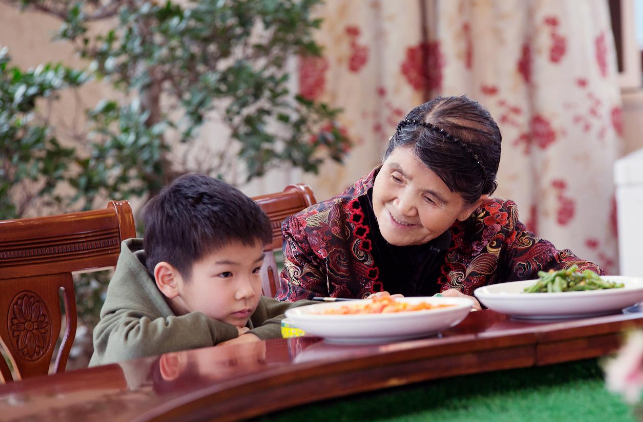 黄圣依杨子家族为奶奶换头像,你如何看待这种应援方式?