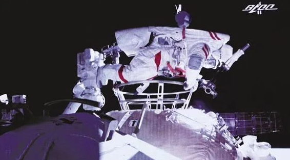 中国航天员出舱做了哪些事？