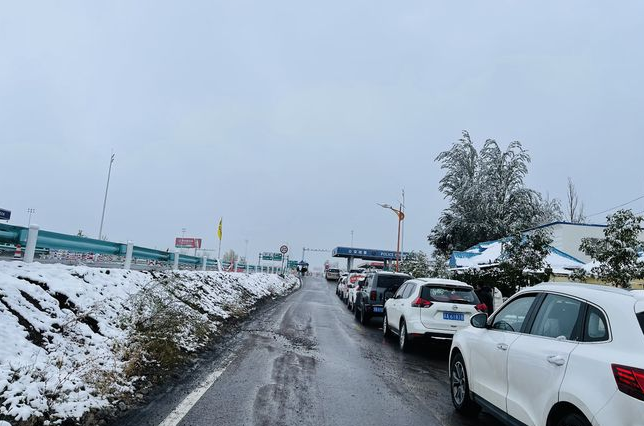 300余游客滞留伊犁收费站30多小时，这些游客为何会被滞留在此地？