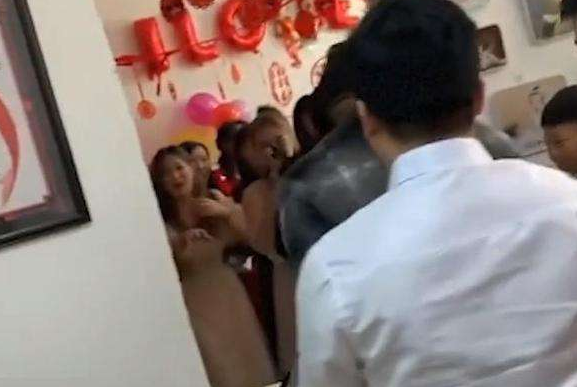伴郎团用力过猛挤掉新娘家房门,场景有多搞笑?