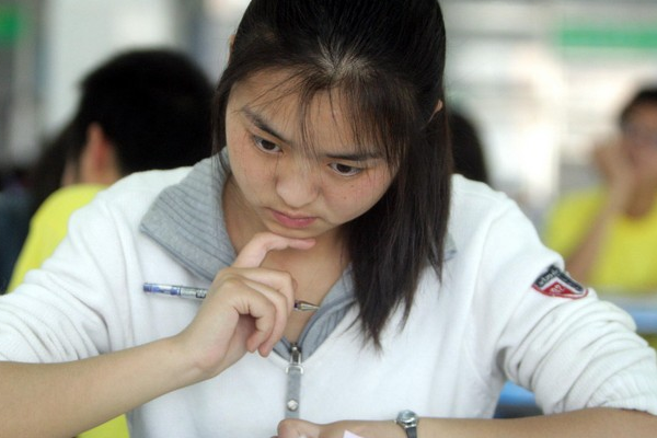河南考生看数学卷10分钟后弃考，离场遭拒当场崩溃倒地，学生们的压力是不是太大了？