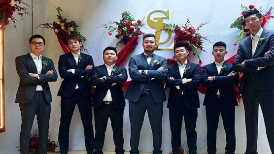 伴郎团用力过猛挤掉新娘家房门,场景有多搞笑?