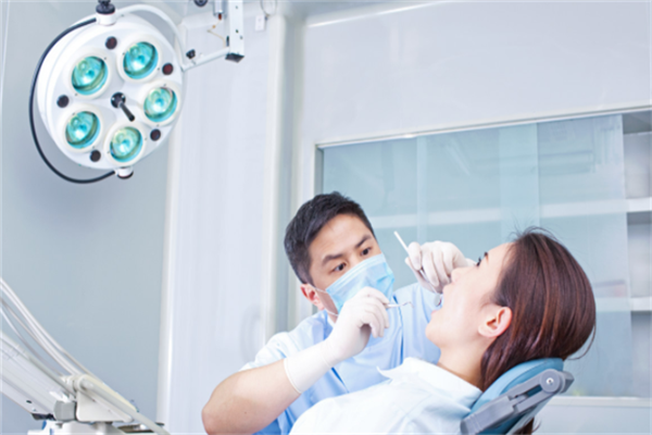 美白牙齿对牙齿有伤害吗？