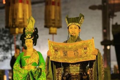 中国古代君王的圣旨都是金黄色的吗?