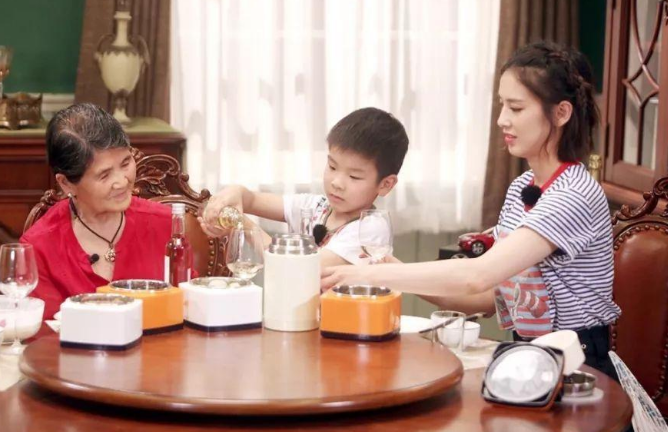 黄圣依杨子家族为奶奶换头像,你如何看待这种应援方式?