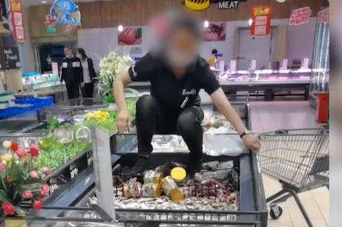 永辉超市工作员工用脚踩过的冷冻鱼虾，最后是怎么处理的？