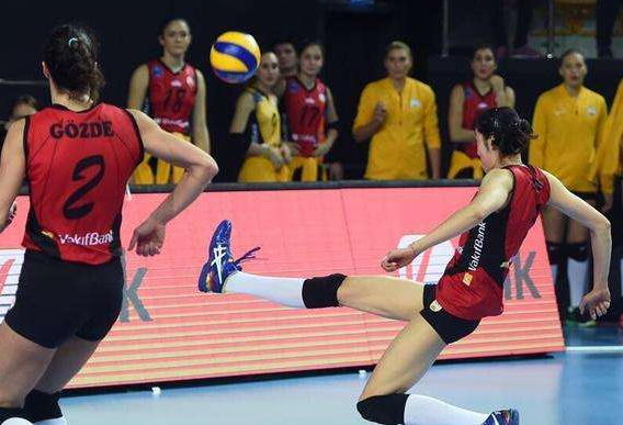 排球比赛可以用脚踢球吗?