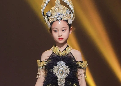 甜馨首次登台走秀，她的表现怎么样？