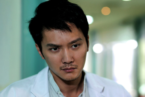 细扒冯绍峰丰富情史，性感闫妮，清纯林允，为什么最后却都分开了？