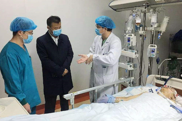 医院门口车祸无人救治,到底是什么情况?