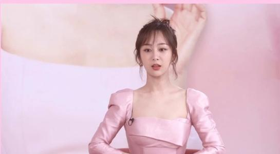 杨紫一袭桃粉色缎面长裙出席活动,你觉得她这个造型如何?