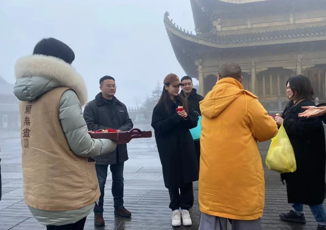 网友峨眉山偶遇Angelababy,她的打扮有多朴素低调?