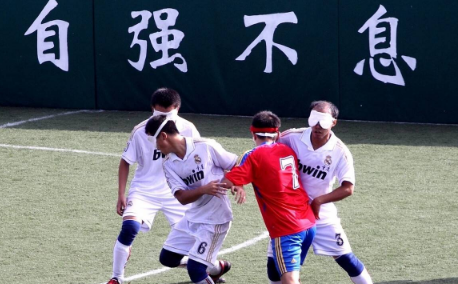 在残奥会足球场上,运动员主要通过什么来判断球的位置?