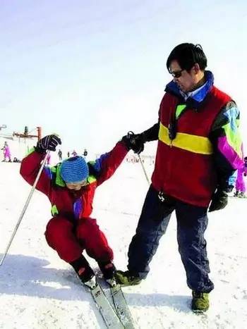 滑雪运动看上去非常酷,那么在滑雪时有什么安全注意事项?