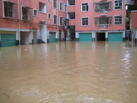 河南巩义洪水致7层住宅楼倒塌，现场是否有人员伤亡的情况？