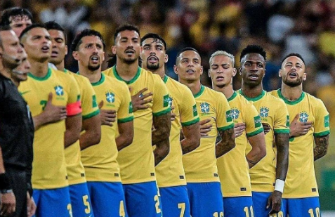 在残奥会足球场上,运动员主要通过什么来判断球的位置?