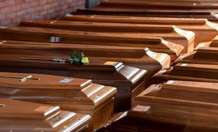 意大利教堂堆满棺材,究竟为什么教堂会变成临时的“停尸间”?