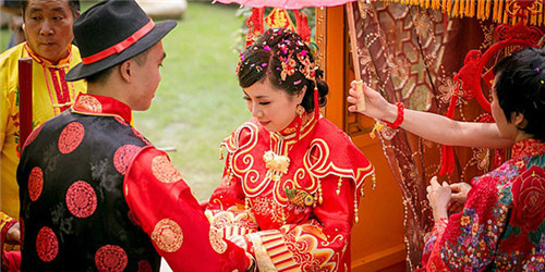 山西一位姐姐婚后回门被弟弟一把抱起转圈圈，你能理解弟弟的心情吗？