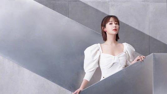 杨紫一袭桃粉色缎面长裙出席活动,你觉得她这个造型如何?