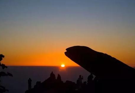 两游客爬上观日峰被骂,这两游客的行为有多让人气愤?