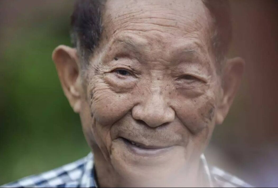 袁隆平77岁曾走遍上海超级稻农田,在你心目中袁爷爷是个怎样的人物?