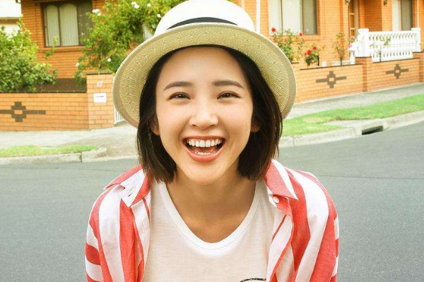 都说唐艺昕家庭背景雄厚,她的家庭背景到底有多丰富?