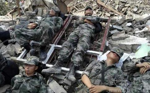 百姓冒雨送抗洪战士熟鸡蛋,如果是你会怎么感谢解放军?