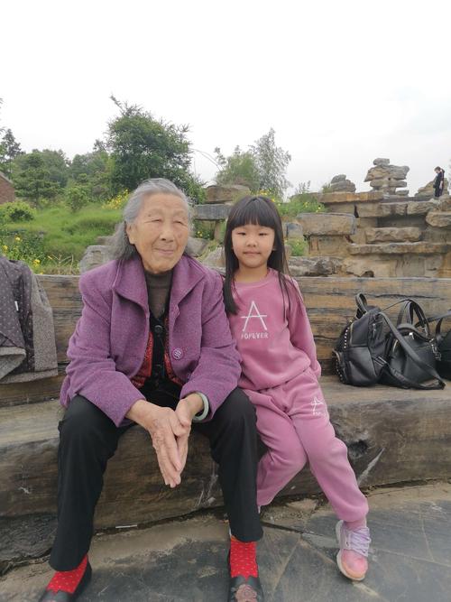 重庆一外婆认出暴瘦孙女后眼泛泪光,你能理解外婆的心情吗?