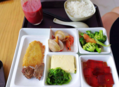 河南痛哭校长曾签20年排它合同,事件的背后有何隐情?