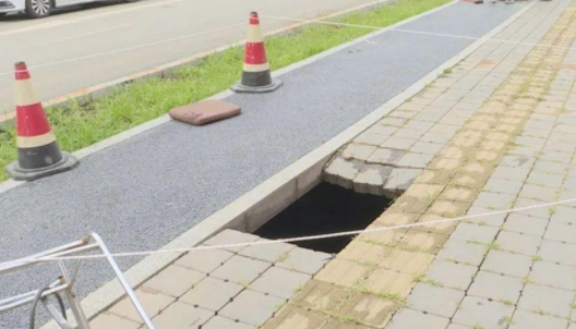 人行道路面突然塌陷,长春男子掉入深坑,路面塌陷的危害有哪些?
