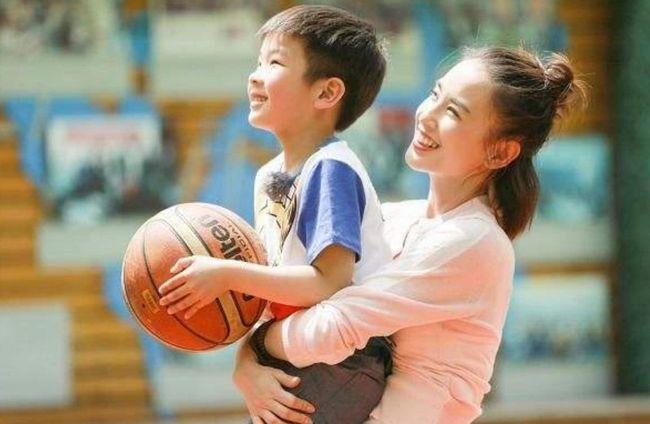 黄圣依追着4岁儿子喂饭,你怎么看待她的育儿观?