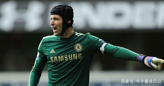 切赫是一代门神，为何他在比赛中总是带着头盔？