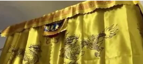 男生将床铺围上金銮殿床帘引热议,为何这种小事也会走红?