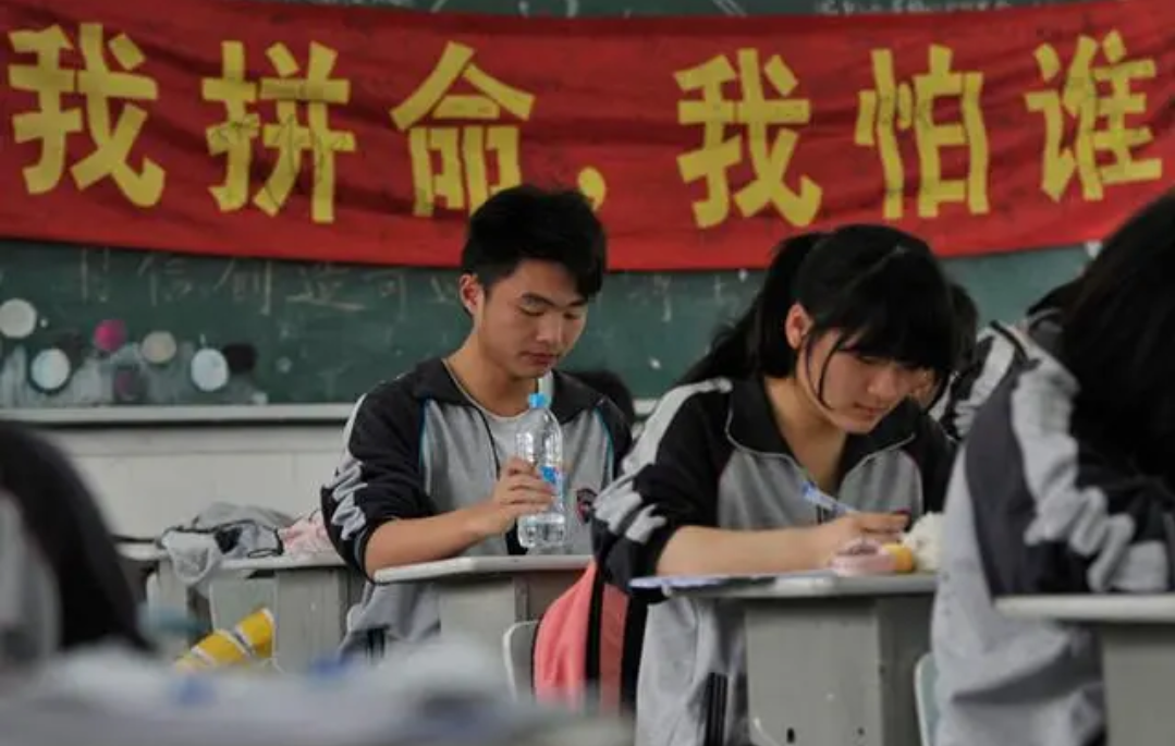 离高考还有一周是在家里复习还是在学校复习?