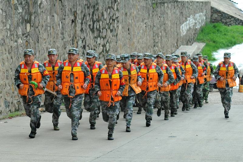 百姓冒雨送抗洪战士熟鸡蛋,如果是你会怎么感谢解放军?