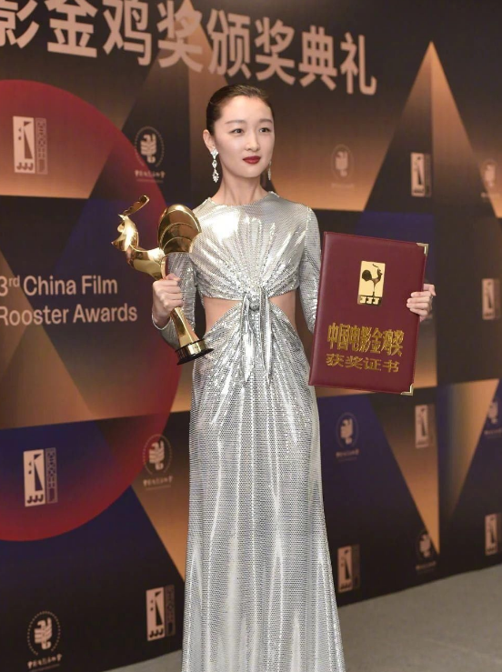 明星高考成绩揭秘:“影后”周冬雨285分,赵露思成绩有多少呢?